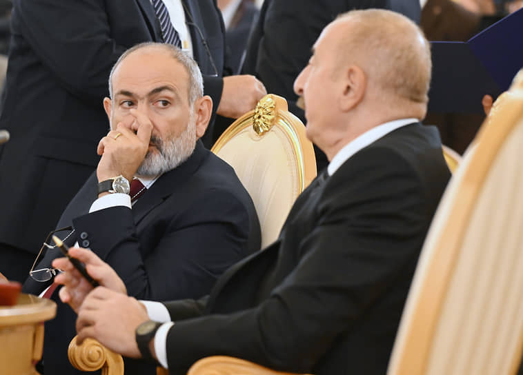 Премьер-министр Армении Никол Пашинян и президент Азербайджана Ильхам Алиев (справа) на саммите лидеров стран СНГ в Москве (октябрь 2024 года)