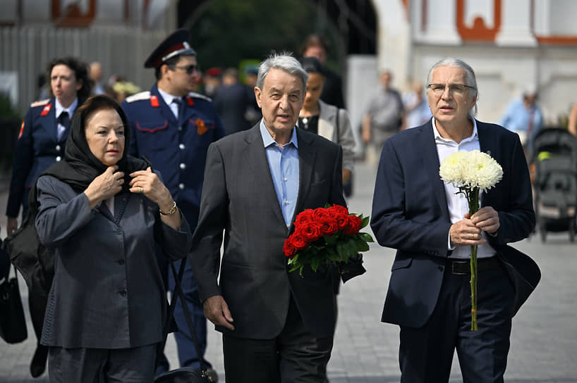 Бывший министр культуры России Александр Авдеев (в центре) и художник Иван Голицын