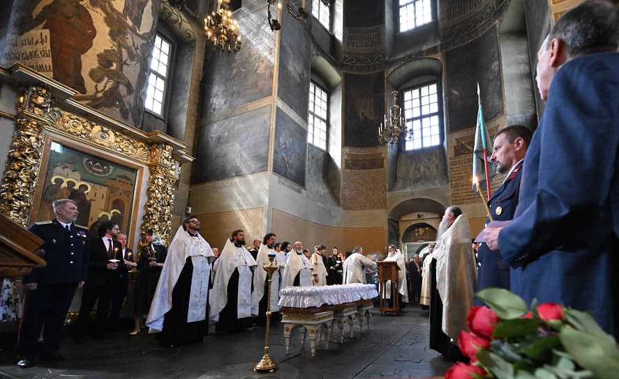 Отпевание князя Александра Трубецкого в Соборном храме в честь иконы Богородицы, именуемой Донской, на территории Донского ставропигиального мужского монастыря в Москве