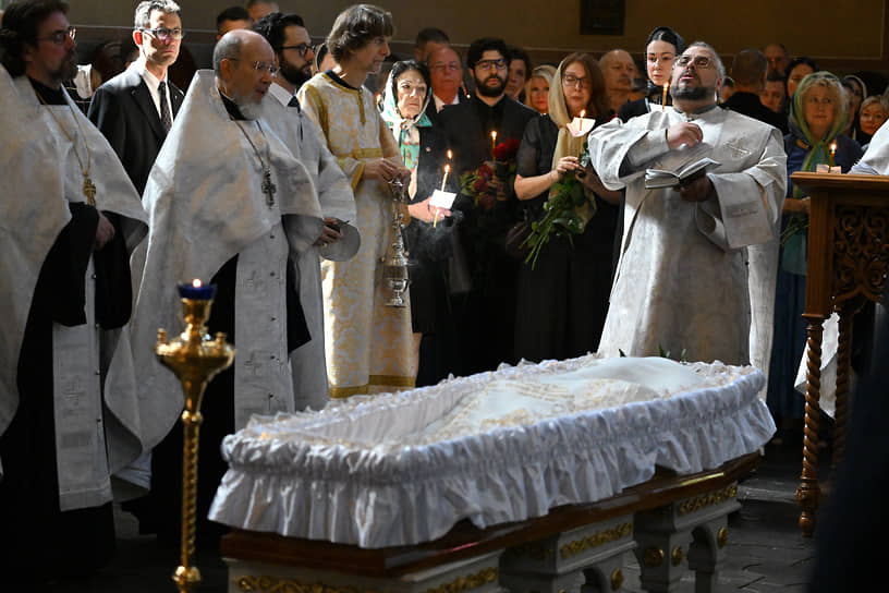 Отпевание князя Александра Трубецкого в Соборном храме в честь иконы Богородицы, именуемой Донской, на территории Донского ставропигиального мужского монастыря в Москве