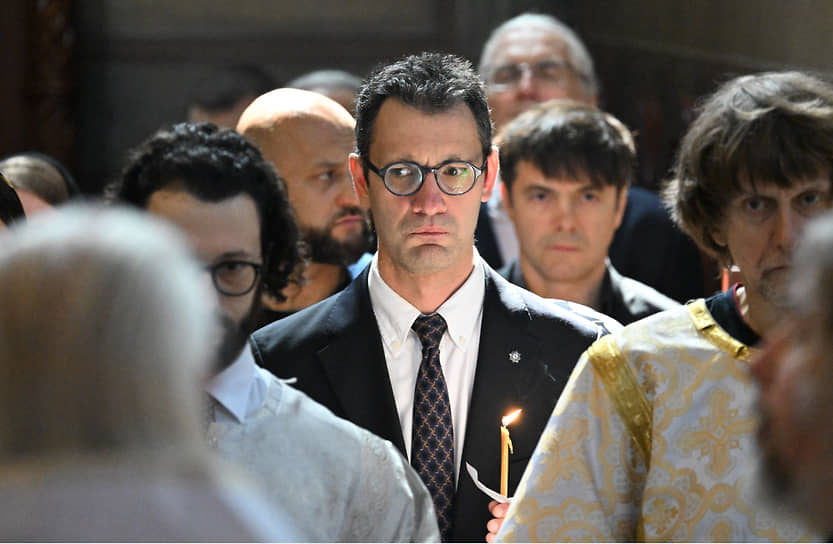 Сын князя Александр Трубецкой (в центре) во время церемонии отпевания