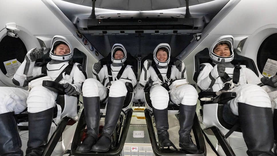 Корабль Crew Dragon с космонавтом Песковым вернулся на Землю
