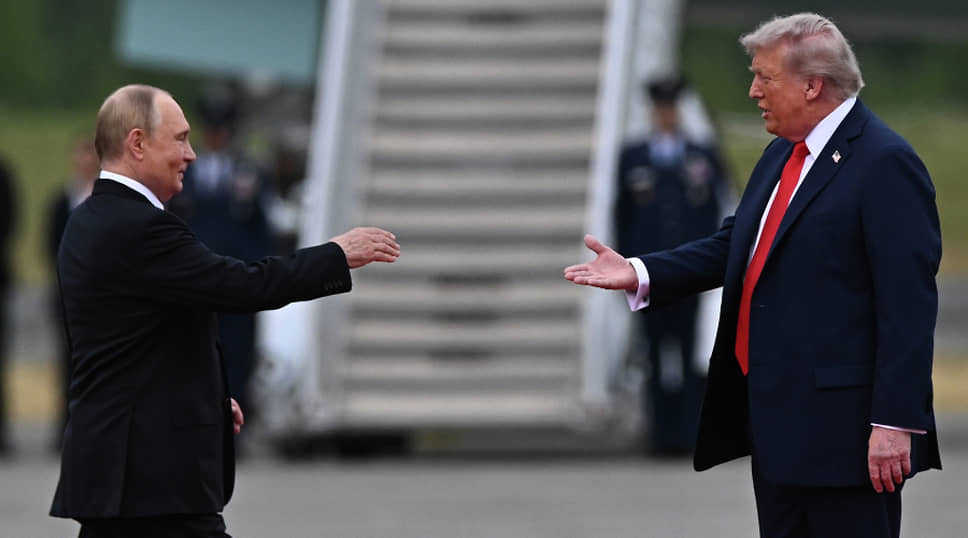 Секунды до рукопожатия Владимира Путина и Дональда Трампа 
