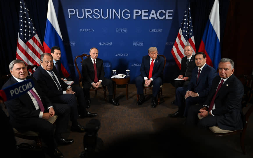 Владимир Путин и Дональд Трамп на переговорах в узком формате