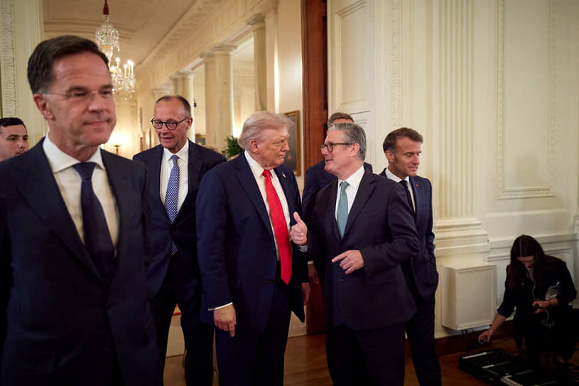Дональд Трамп беседует с британским премьером Киром Стармером (в центре)