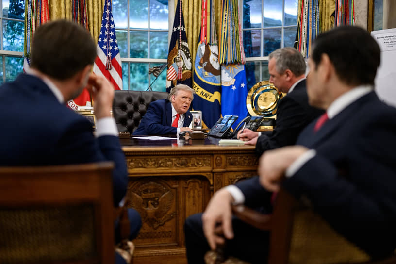 Президент США Дональд Трамп во время телефонного разговора с президентом России Владимиром Путиным