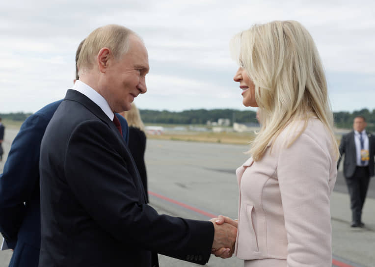 Президент России Владимир Путин и глава протокольной службы США Моника Кроули