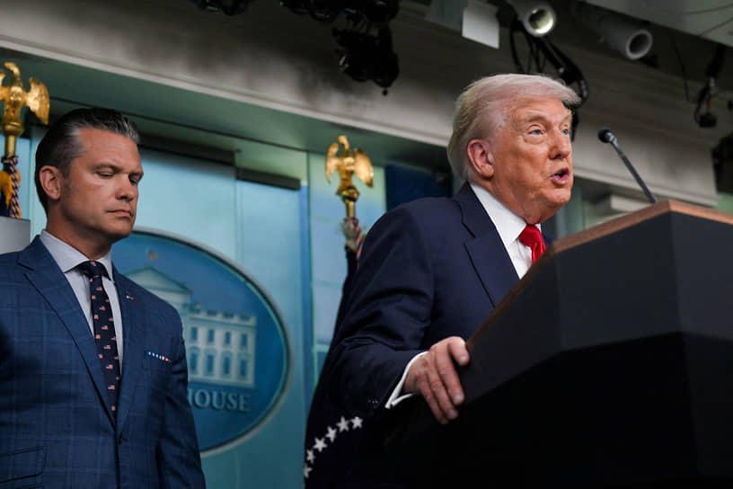 Президент США Дональд Трамп (справа) и министр обороны США Пит Хегсет