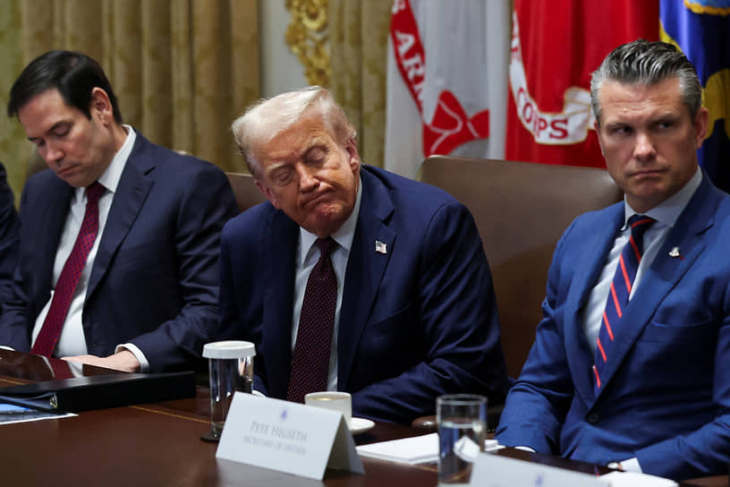 Президент США Дональд Трамп (в центре)