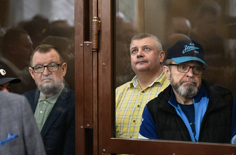 Бывший начальник Главного управления Министерства внутренних дел по Петербургу и Ленинградской области, генерал-лейтенант Сергей Умнов, руководитель УГИБДД по Санкт-Петербургу и Ленинградской области генерал-майор Алексей Семенов и бывший замначальника главка генерал-майор в отставке Иван Абакумов (слева направо), обвиняемые во взятках, перед заседанием Хамовнического суда