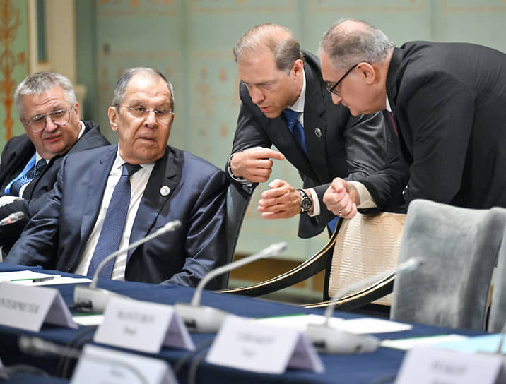 Слева направо: заместитель председателя правительства России Алексей Оверчук, министр иностранных дел России Сергей Лавров, первый заместитель председателя правительства России Денис Мантуров и посол России в Китае Игорь Моргулов