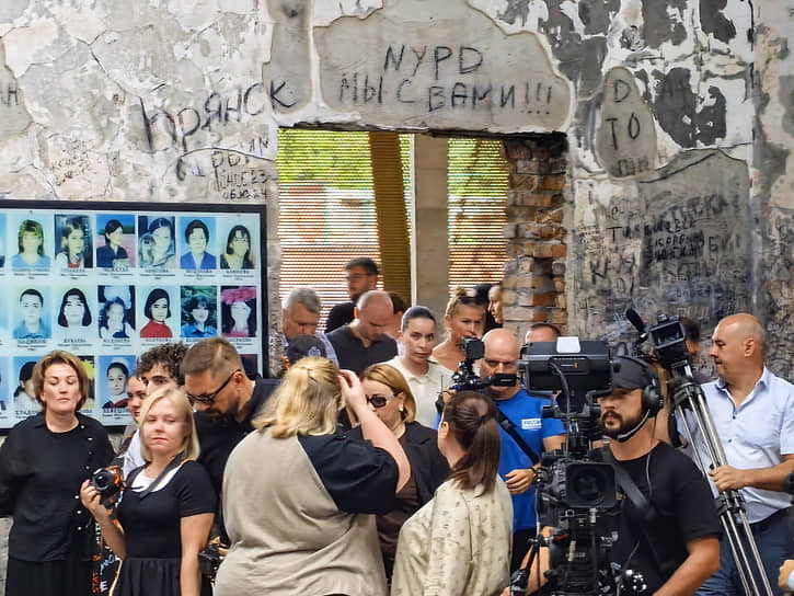 Траурные мероприятия в спортзале школы в Беслане, где в 2004 году произошел теракт, 1 сентября 2025 года