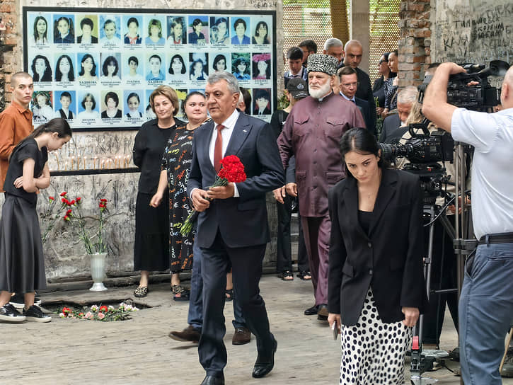 Глава Республики Северная Осетия Сергей Меняйло (в центре) во время траурных мероприятий на территории мемориального комплекса в спортзале школы, где боевики удерживали заложников