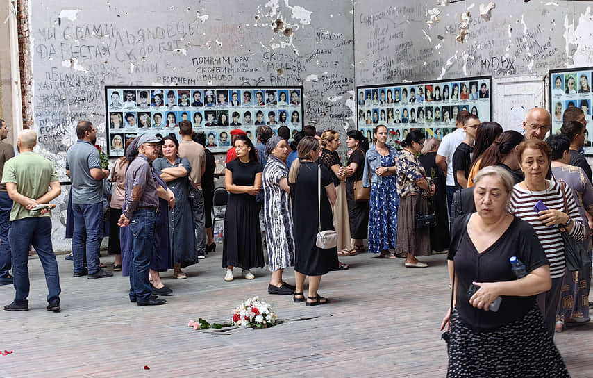 Траурные мероприятия в спортзале школы, где боевики удерживали заложников