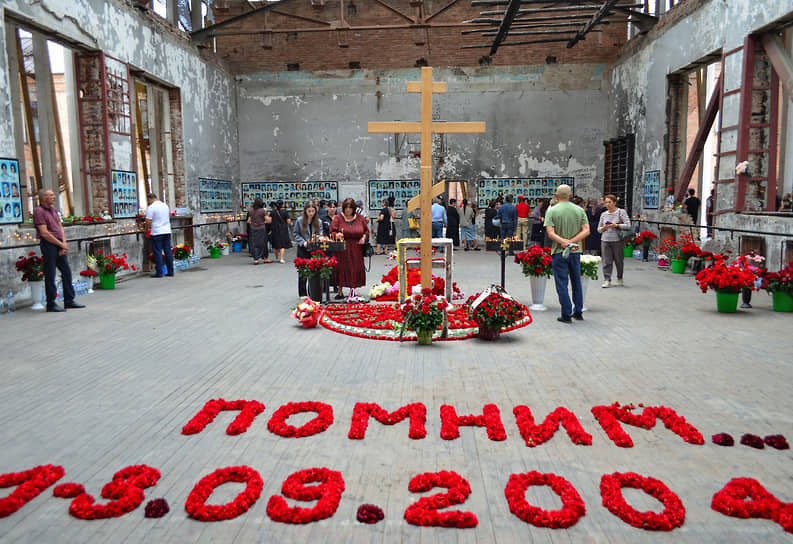 Траурные мероприятия в спортзале школы в Беслане, где в 2004 году произошел теракт, 1 сентября 2025 года