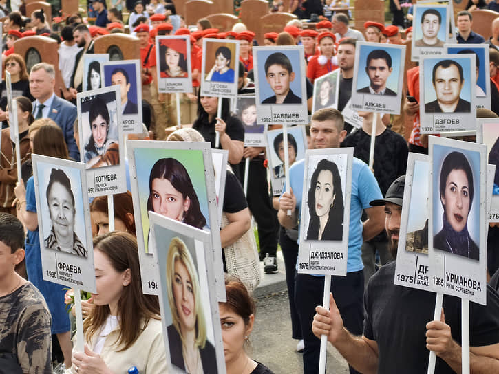 Участники мероприятий с фотографиями жертв теракта 