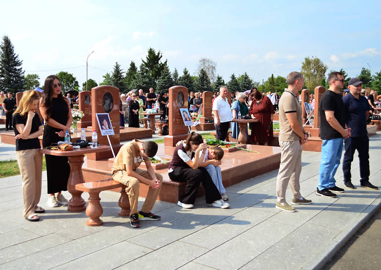 Участники траурных мероприятий на территории мемориального комплекса «Город ангелов»