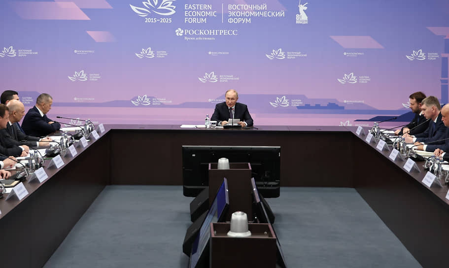 Владимир Путин на совещании по развитию топливно-энергетического комплекса ДФО