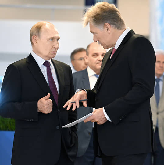 Президент России Владимир Путин (слева) и его пресс-секретарь Дмитрий Песков