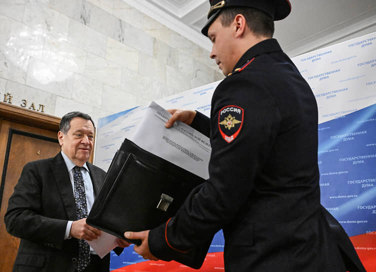 Председатель комитета ГД России по бюджету и налогам Андрей Макаров (слева)