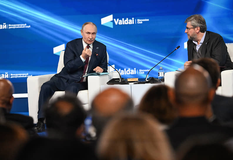 Владимир Путин и Федор Лукьянов (справа)