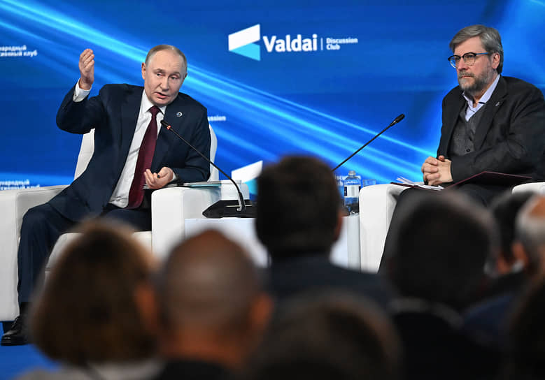 Владимир Путин и Федор Лукьянов (справа)