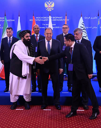 Глава МИД России Сергей Лавров (в центре)