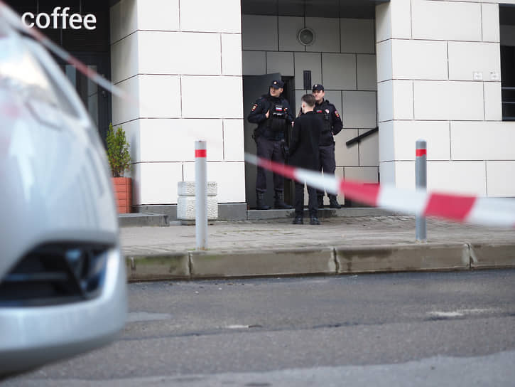 Полицейские возле дома, где был убит архитектор Александр Супоницкий