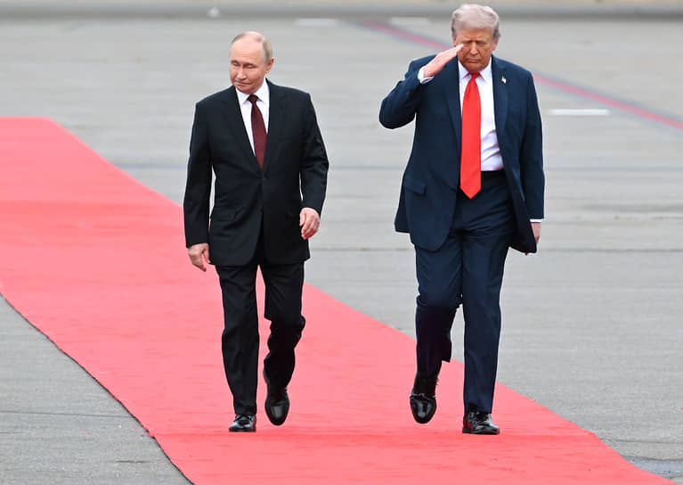 Президент России Владимир Путин (слева) и президент США Дональд Трамп