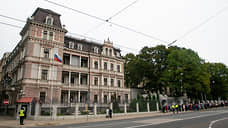 Посольство РФ разъяснило условия депортации россиян из Латвии