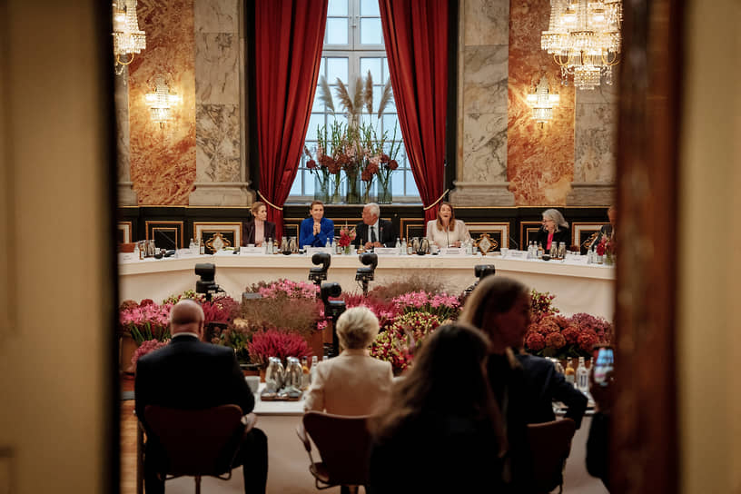 Слева направо: глава европейской дипломатии Кая Каллас, премьер-министр Дании Метте Фредериксен, председатель Европейского совета Антониу Кошта и президент Европейского парламента
Роберта Метсола