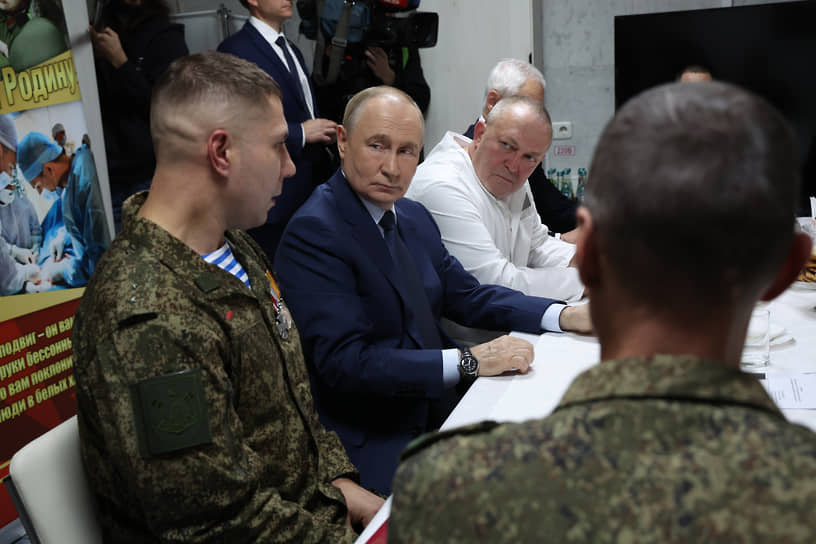 Президент России Владимир Путин (второй слева)