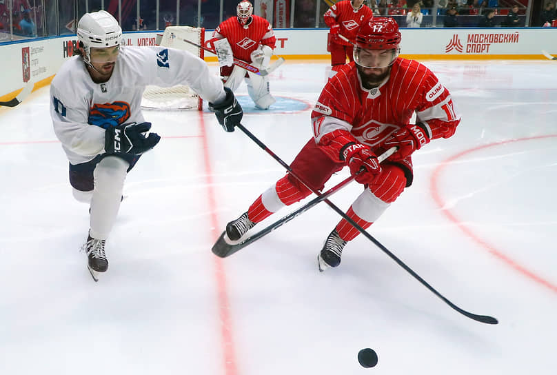 Иван Морозов (справа)