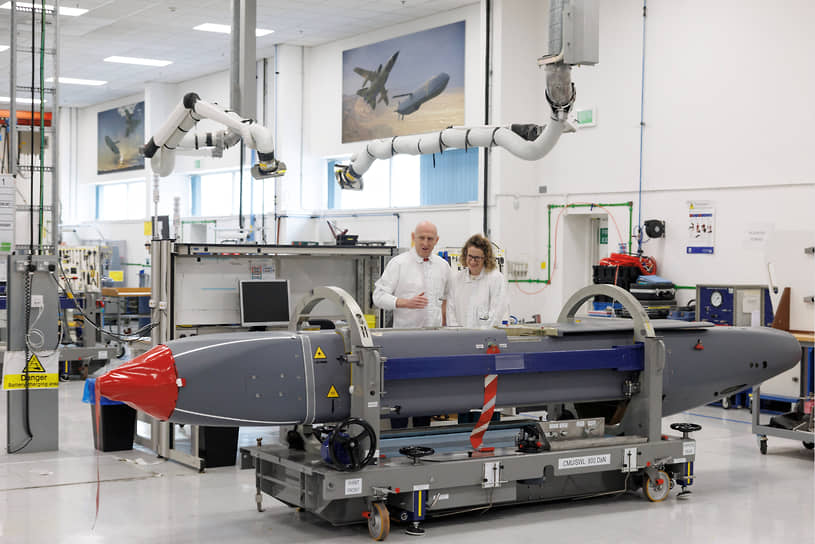 Министр обороны Великобритании Джон Хили (слева) на предприятии по выпуску ракет Storm Shadow (май 2025 года)