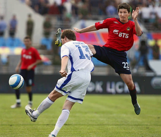 Футболист ЦСКА Евгений Алдонин (справа) в матче против столичного  «Динамо» (2007 год)
