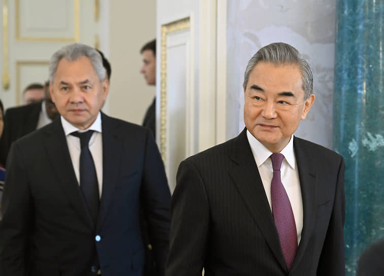 Секретарь Совета безопасности РФ Сергей Шойгу (слева) и министр иностранных дел КНР Ван И