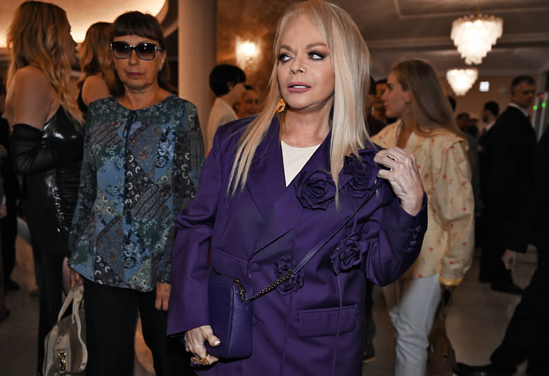 Лариса Долина (в центре)