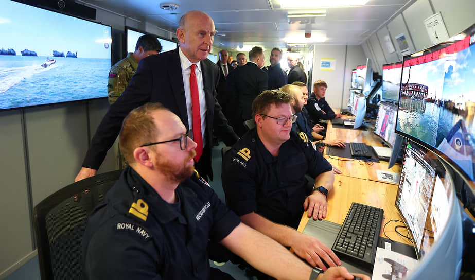 Министр обороны Джон Хили (второй слева)