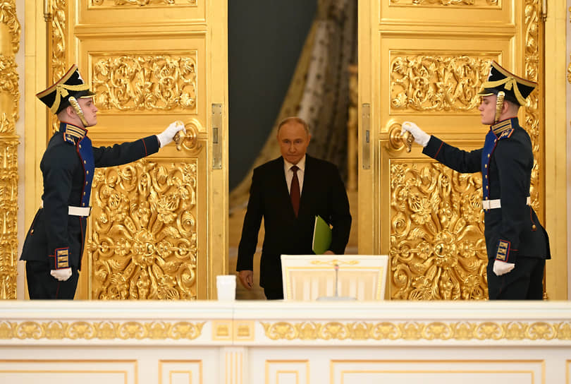 Президент России Владимир Путин (в центре)