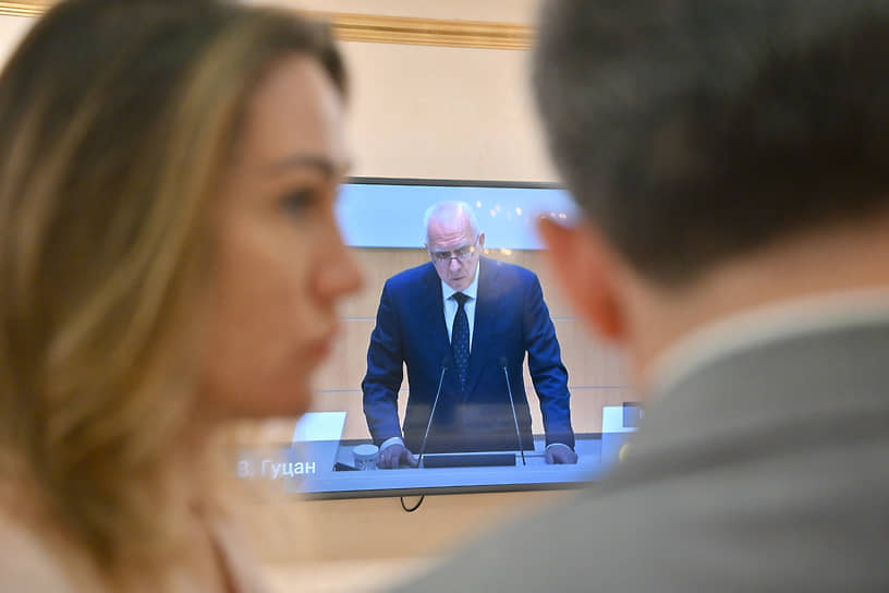 Генпрокурор Александр Гуцан (в центре)