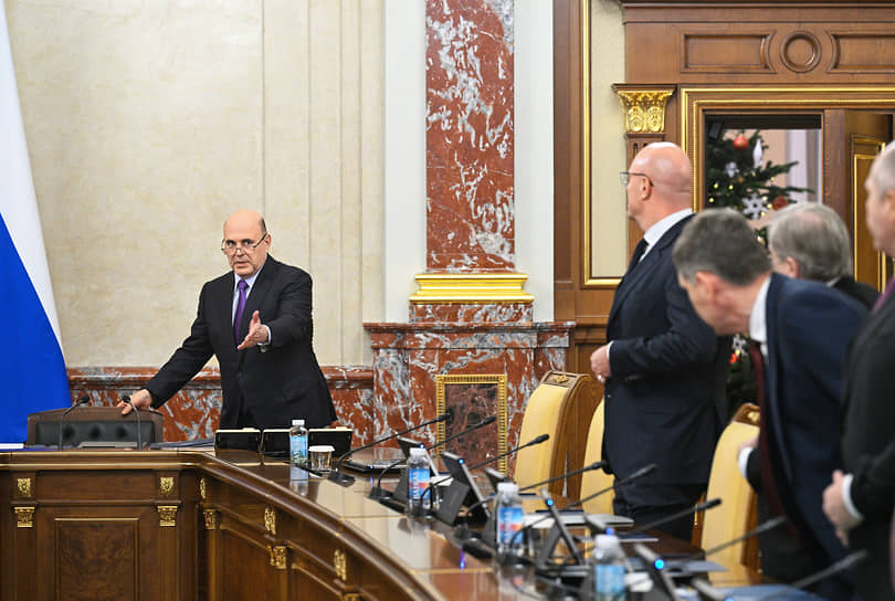 Председатель правительства России Михаил Мишустин (слева) и  заместитель председателя правительства России Дмитрий Чернышенко (справа)