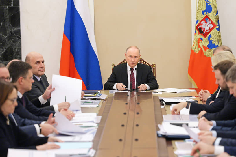 Владимир Путин на совещании с правительством