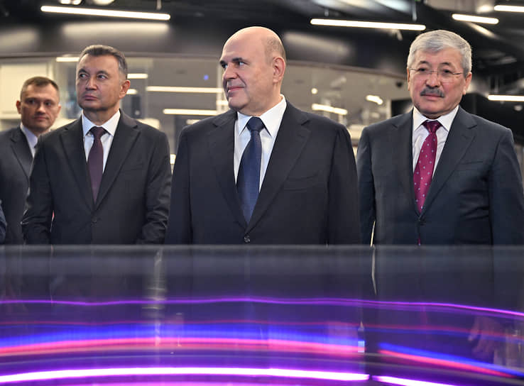 Председатель правительства России Михаил Мишустин (в центре), руководитель Администрации президента Киргизии Адылбек Касымалиев (слева) и премьер-министр Таджикистана Кохир Расулзода в музее «Атом» на ВДНХ (12 декабря 2025 года)