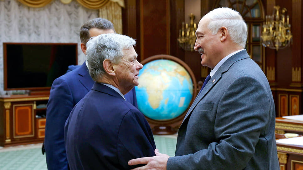 Спецпредставитель США Джон Коул (слева) и президент Белоруссии Александр Лукашенко