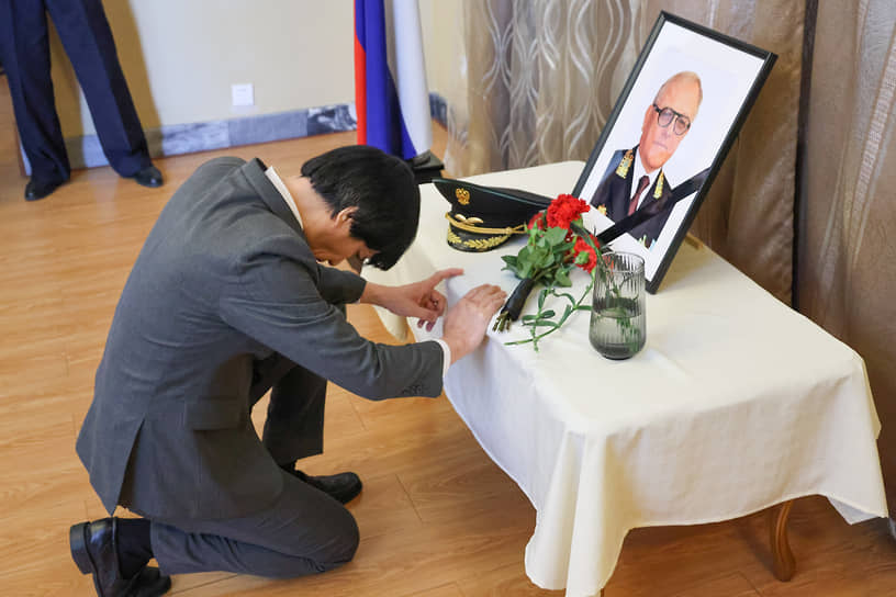 Открытие книги соболезнований в память о российском после в КНДР Александре Мацегоре в Пхеньяне