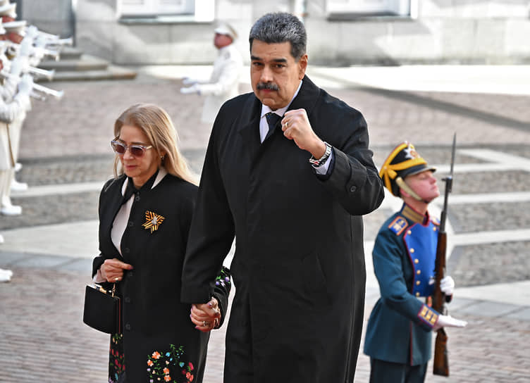 Президент Венесуэлы Николас Мадуро (в центре)