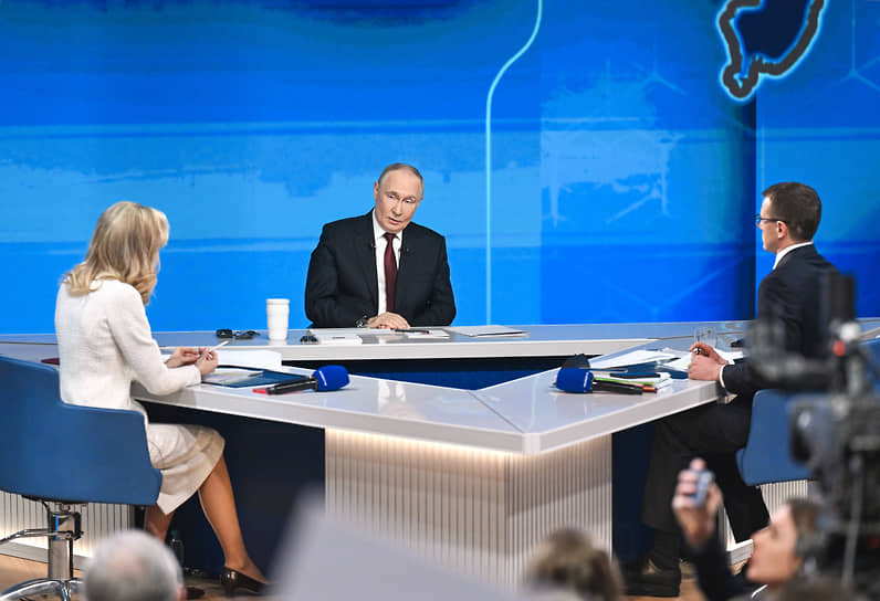 Владимир Путин во время пресс-конференции