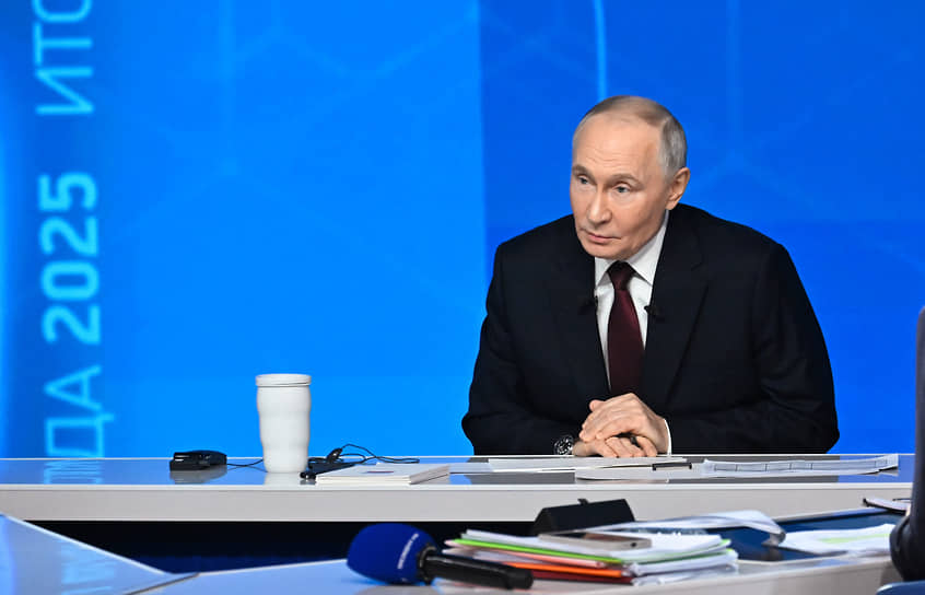 Президент России Владимир Путин (слева) 