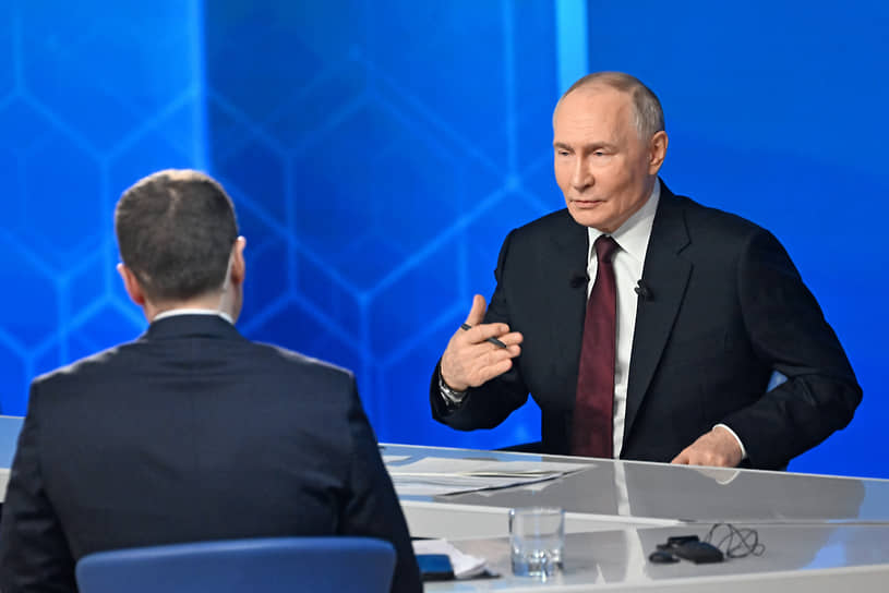 Президент России Владимир Путин (справа)