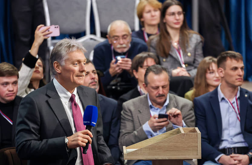 Пресс-секретарь президента России Дмитрий Песков (слева)